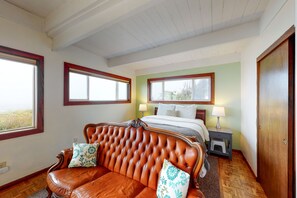 3 bedrooms, WiFi, bed sheets - Dog-Friendly, Oceanfront Home with a Private Hot Tub, Firepit, & Free WiFi (Seal Rock)