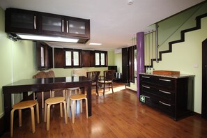 Dining - Villa with swimming pool, terrace and garden. Pets allowed. (Bragança)