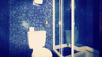 Douche, sèche-cheveux, serviettes fournies, papier toilette