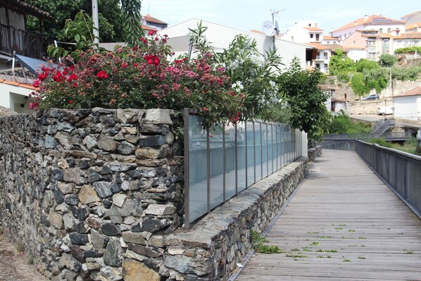 Property grounds - Villa with pool, 3 bedrooms, 2 bathrooms, kitchen, terrace and garden (Bragança)