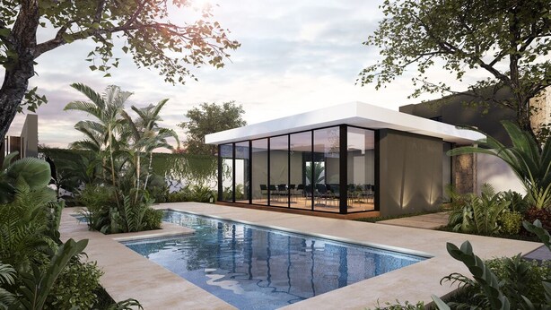 Une maison moderne dotée d’un patio entièrement vitré, d’une piscine et d’une végétation luxuriante.