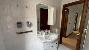 A modern bathroom with a white sink, mirror, and two towel racks. - Bluemar Guest House (Castellammare di Stabia)