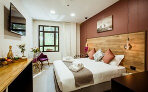 Rom – deluxe | Allergitestet sengetøy, minibar (inkludert) og safe på rommet