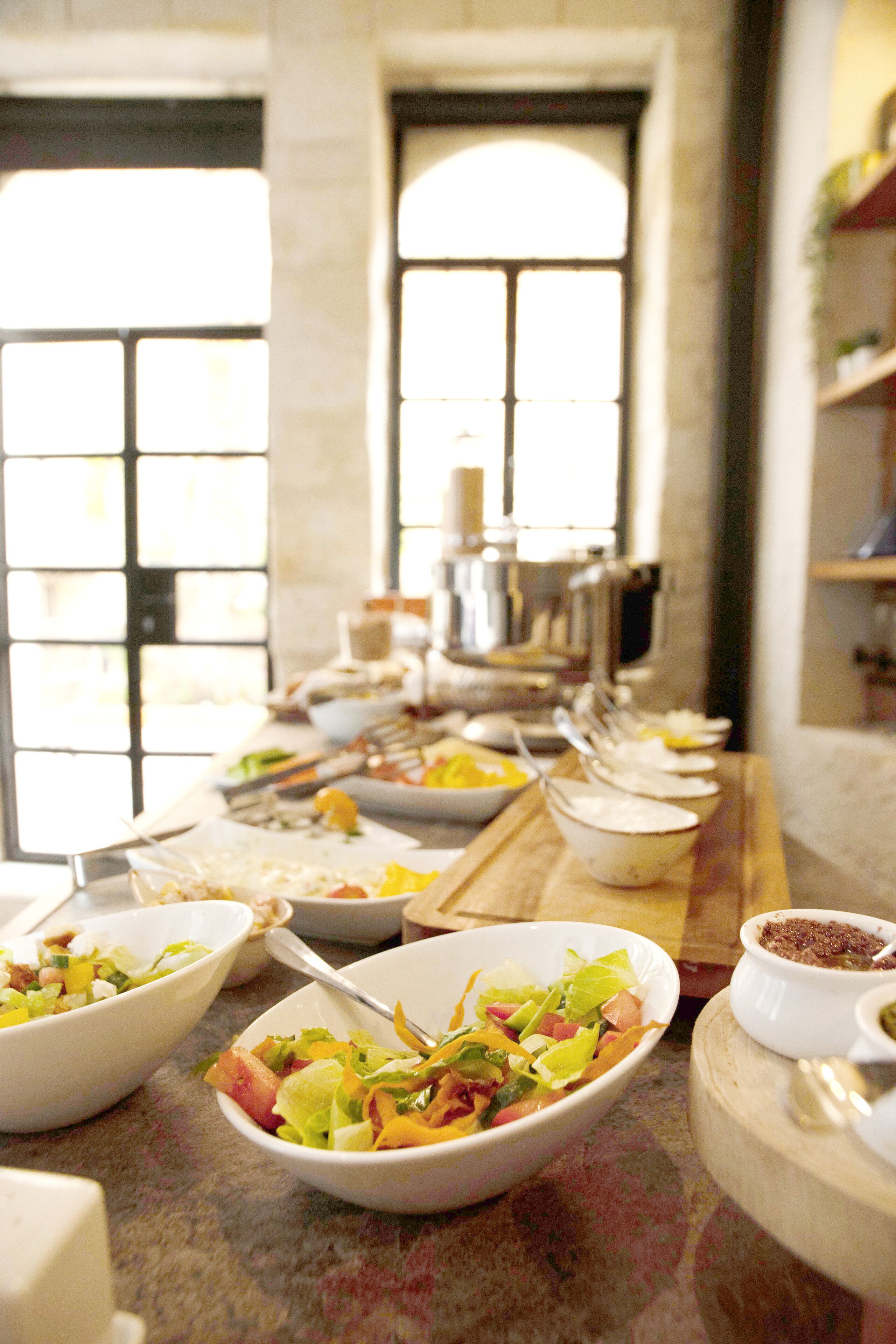 Una mesa de buffet con diversos platos y cubiertos.