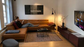 Smart TV, books, stereo
