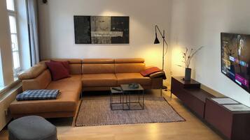 Smart-TV, Bücher, Stereoanlage