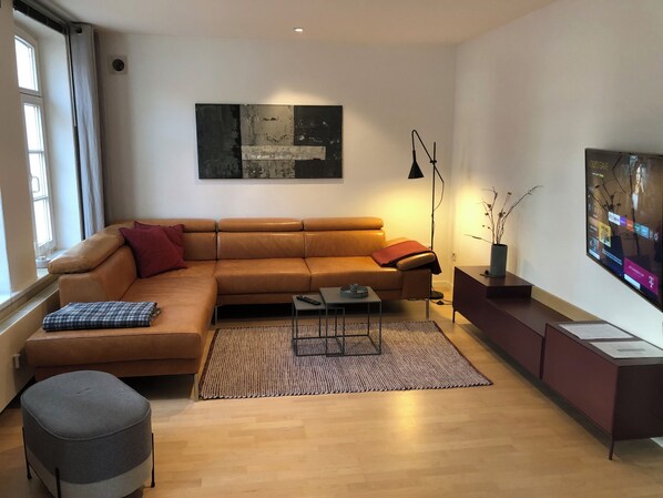Smart-TV, Bücher, Stereoanlage