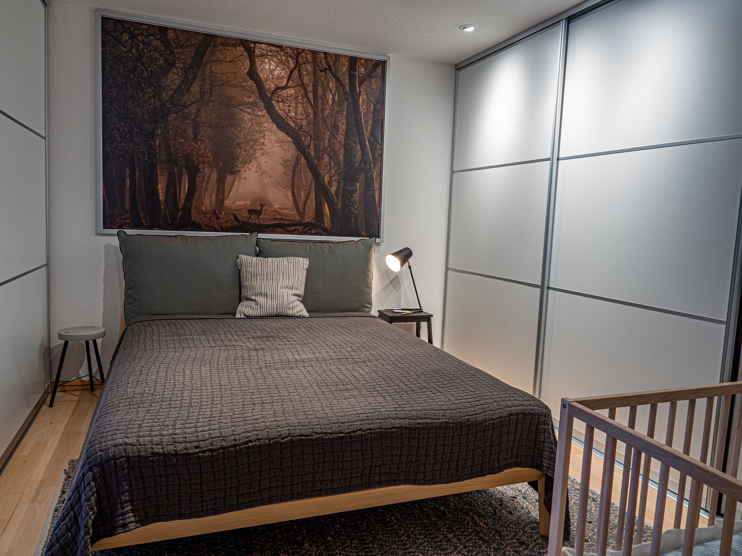 Desk, travel crib, free WiFi, bed sheets