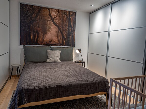 Escritorio, cuna de viaje, wifi gratis y ropa de cama 