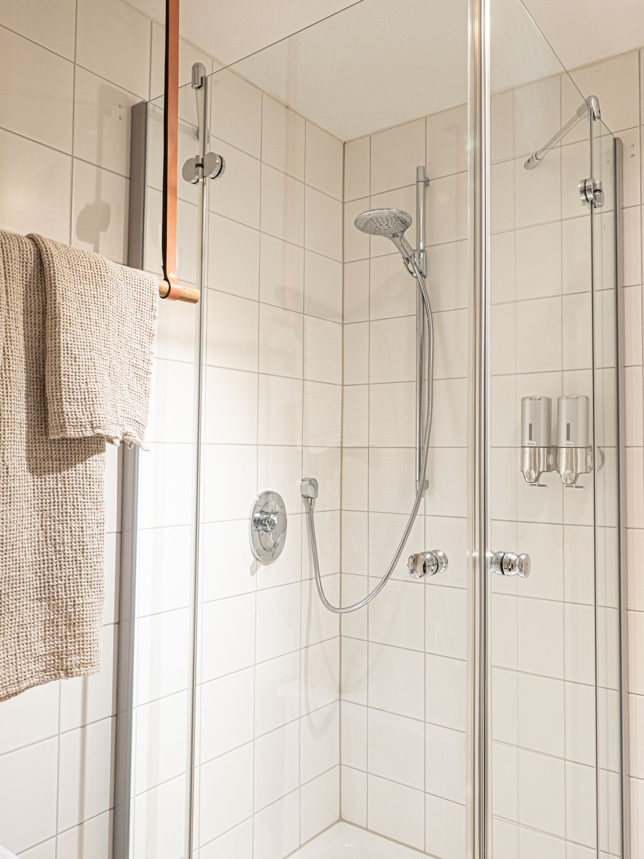 Dusche, Haartrockner, Handtücher, Seife
