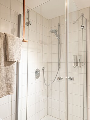 Douche, sèche-cheveux, serviettes fournies, savon