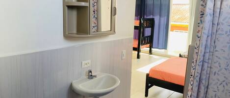 1 bedroom, bed sheets