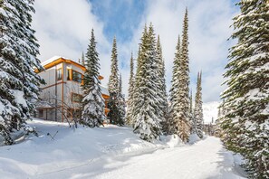 Exterior - Amazing Home with hot tub, laundry, BBQ and garage - Steps from the Village (Silver Star Mountain Resort)