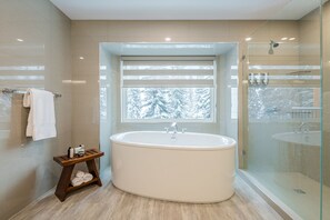 Combined shower/bathtub, hair dryer, towels, soap - Amazing Home with hot tub, laundry, BBQ and garage - Steps from the Village (Silver Star Mountain Resort)