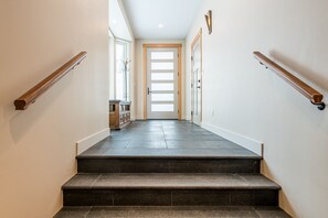 Interior - Amazing Home with hot tub, laundry, BBQ and garage - Steps from the Village (Silver Star Mountain Resort)