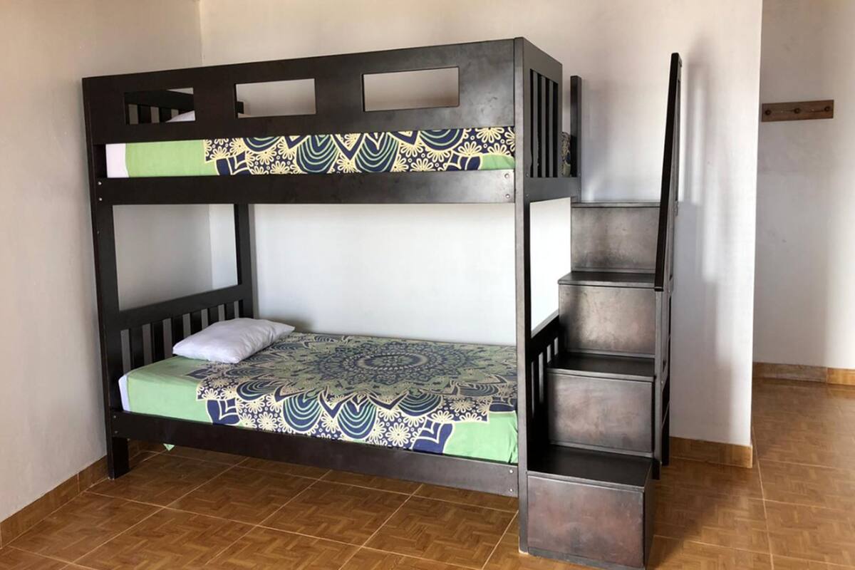 Kamar Triple Basic | Meja kerja, Wi-Fi gratis, dan seprai linen
