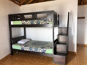 Quarto triplo básico | Escrivaninha, Wi-Fi de cortesia, roupa de cama