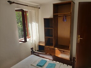3 bedrooms, free WiFi, bed sheets - The house with a large garden, only 30 m from the beach (Orahovac)
