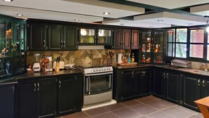 Deluxe Cabin, 2 Bedrooms, Mountain View | Shared kitchen | Coffee/tea maker, full-size fridge, microwave, oven - Cabaña Apaneca Ataco (Apaneca)