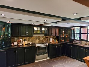 Deluxe Cabin, 2 Bedrooms, Mountain View | Shared kitchen | Full-sized fridge, microwave, oven, coffee/tea maker - Cabaña Apaneca Ataco (Apaneca)