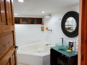 Baita Deluxe, 2 camere da letto, vista montagna | Bagno | Vasca da bagno a immersione totale, asciugamani, sapone, shampoo
