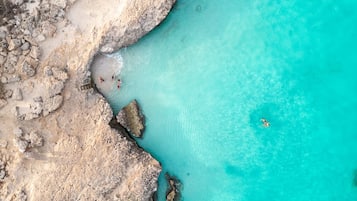 En la playa, camastros y toallas de playa