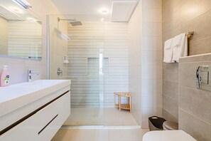 Dusche, Haartrockner, Handtücher, Seife