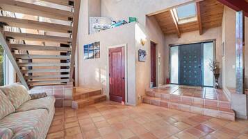 House, Berbilang Katil (D & R's Cliff Dwelling Paradise) | Ruang tamu | TV, pendiangan, pemain DVD