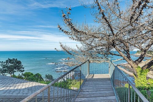 D & R's Cliff Dwelling Paradise