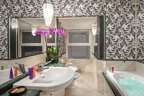 Ensemble douche/baignoire, sèche-cheveux, bidet, serviettes fournies