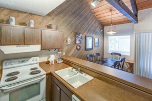 Condo, Multiple Beds (Bigwood #039) | Private kitchen | Fridge, microwave, stovetop, dishwasher - Bigwood #039 (Mammoth Lakes)
