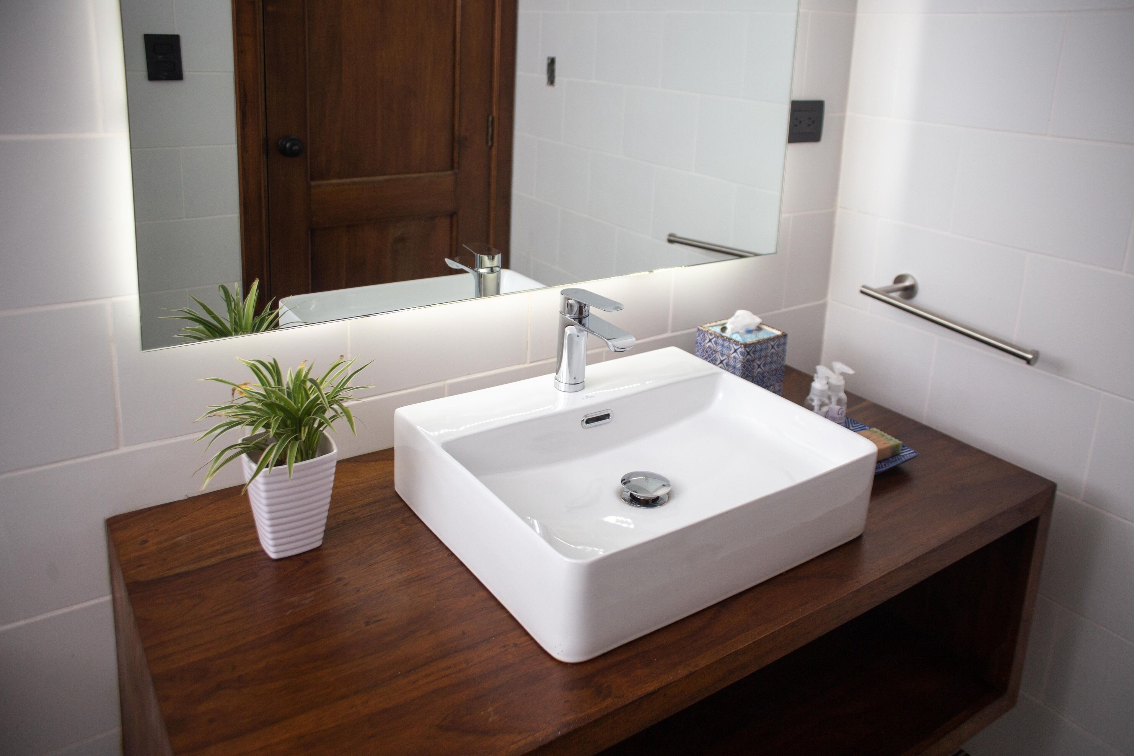 deluxe single room | bathroom sink