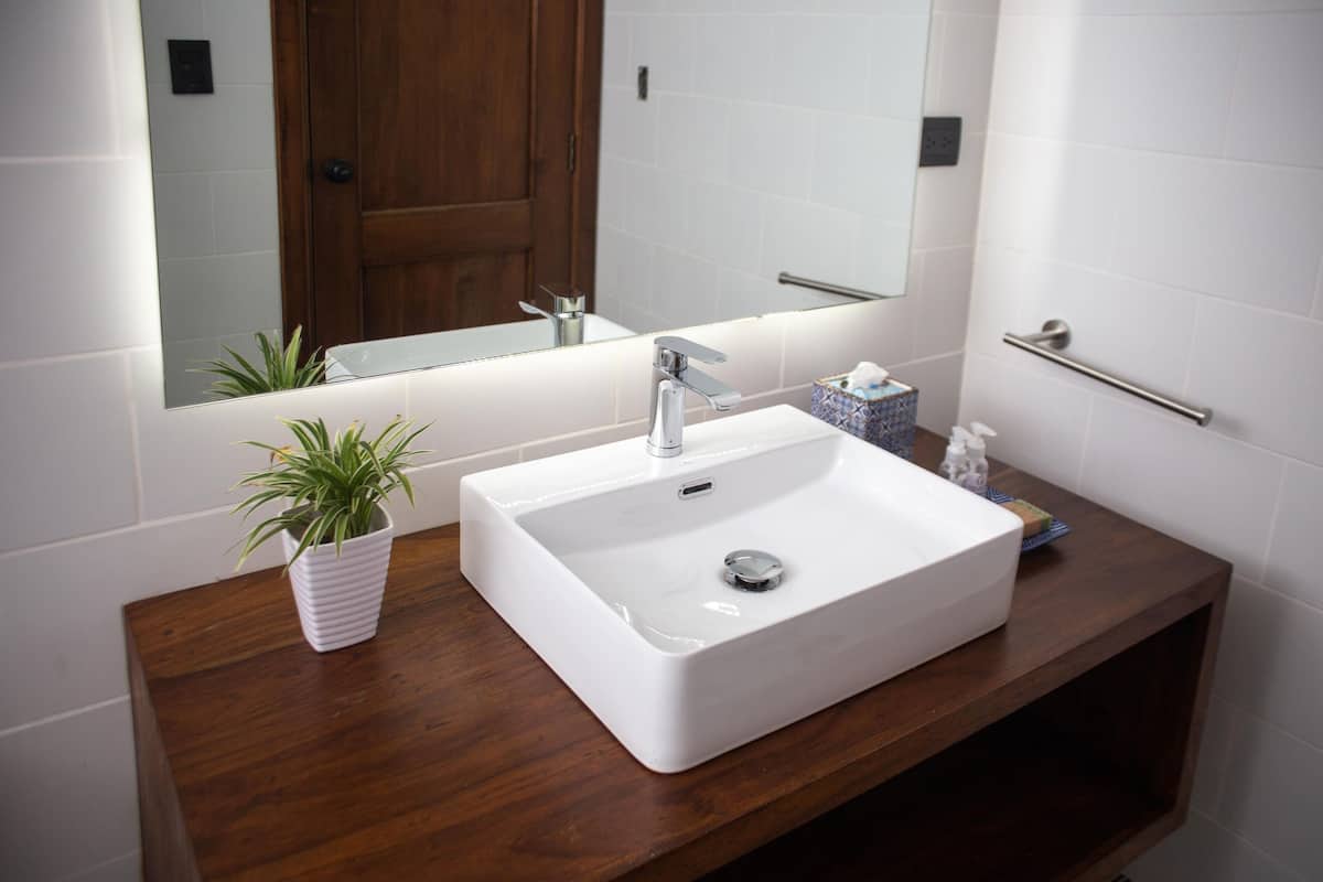 deluxe single room | bathroom sink