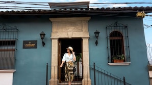 L’entrée d’un hôtel de charme, avec une façade en pierre, une enseigne et un escalier menant à l’entrée.
