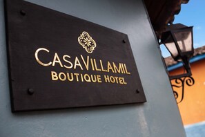 Une enseigne pour le Casavillamil Boutique Hotel.