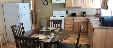 Private kitchen | Fridge, microwave, oven, stovetop