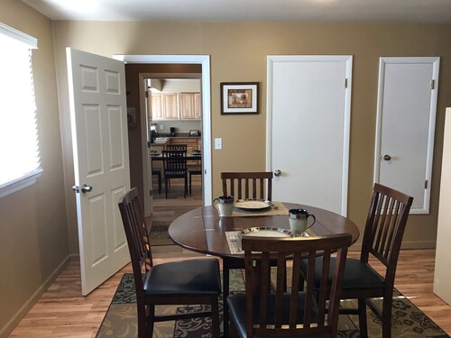 Freshly Remodeled 2 Bedroom, Full Kitchen, living Room Suite, in Cascade unit #2