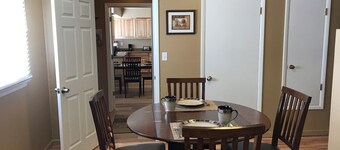 Freshly Remodeled 2 Bedroom, Full Kitchen, living Room Suite, in Cascade unit #2