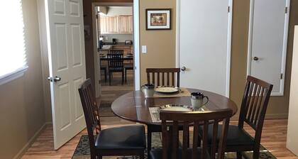 Freshly Remodeled 2 Bedroom, Full Kitchen, living Room Suite, in Cascade unit #2