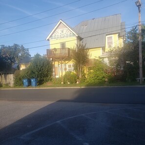 Exterior - Charming spot in Victorian house among the mossy oaks! (Brunswick)