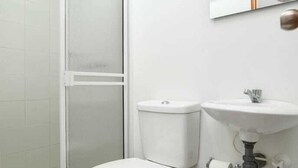 Ein Badezimmer mit Toilette, Waschbecken und Duschkabine.