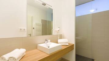 Apartment | Bathroom | Shower, towels