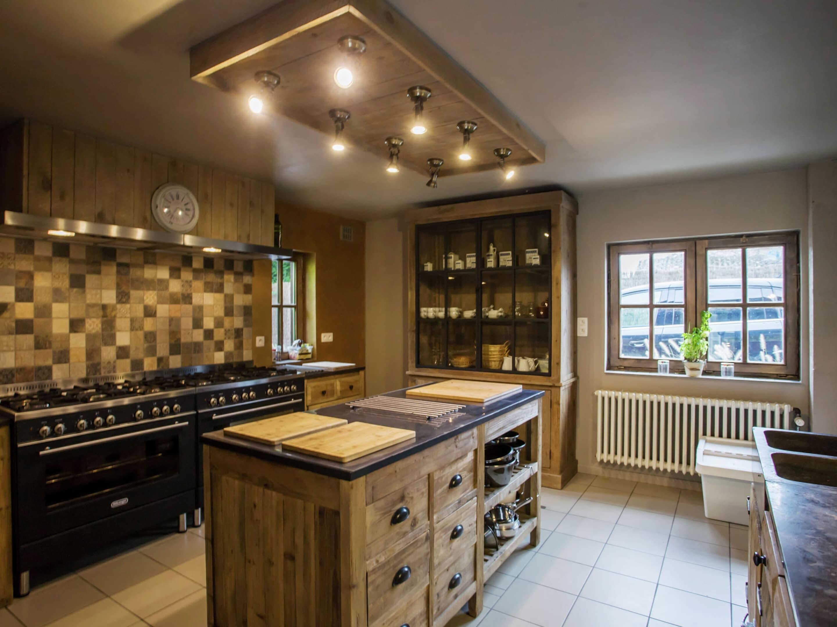 Rumah | Dapur pribadi | Lemari es dan kursi makan untuk bayi