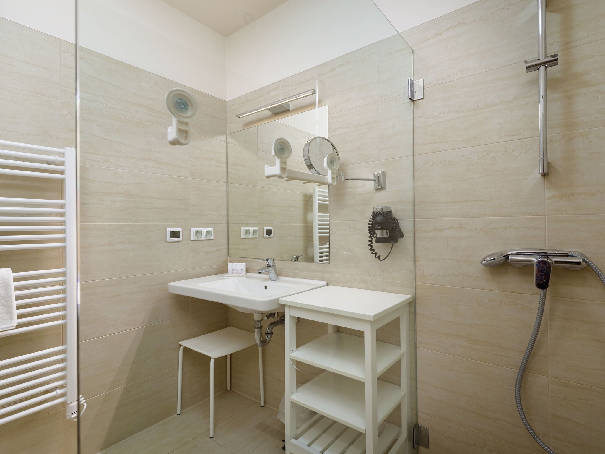Apartemen | Kamar mandi | Shower dan handuk