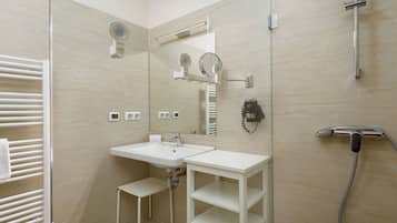 Apartemen | Kamar mandi | Shower dan handuk