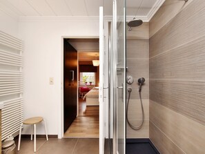 House | Bathroom | Bathtub - Holiday Home in Ouren With Infrared Sauna (Burg-Reuland)