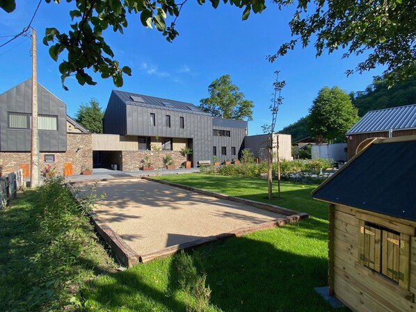 المنشأة من الخارج