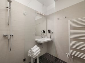 Apartment | Bathroom | Shower, towels - Luxurious Apartment on Pannonia Golf Course (Lutzmannsburg)