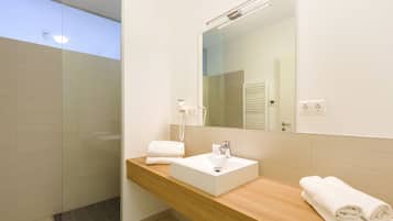 Apartemen | Kamar mandi | Shower dan handuk
