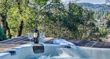 Hot Tub & Mtn Views: Peaceful Columbia Retreat!